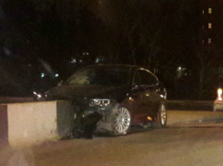 Сильнейшим ударом в бетонный разделитель мужчина разбил дорогой BMW в Ростове и попал на видео