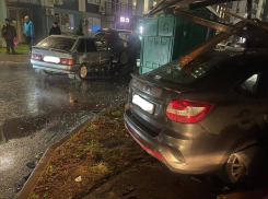 В Ростове после ДТП две машины отбросило на мусорные баки и припаркованные авто