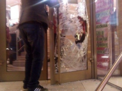 В Ростове воришки разбили дверь, после того как их узнала продавщица