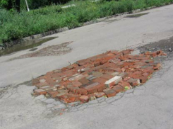 «Кирпичный» бой с ямами на дорогах устроили «потерявшие надежду» жители Ростовской области