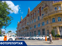 Мэрская стоянка: какие машины паркуются возле администрации Ростова