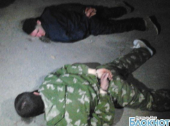 В Ростове двое мужчин в масках и с автоматами избили саперной лопаткой сторожа стройки 