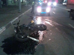 Молодой байкер попал в больницу после жесткого наезда иномарки на перекрестке Ростова