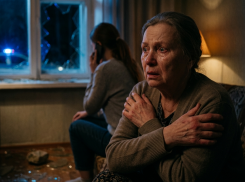 «Я тебя задушу!»: в Батайске пьяное свидание закончилось избиением матери и битьем окон