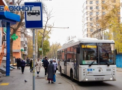 Молодого человека избили на остановке в Ростове