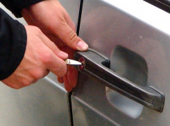 Похитителя дорогостоящего навигатора и мобильного телефона из автомобиля задержали в Ростове 