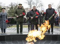 Губернатор торжественно почтил память защитников у мемориала «Павшим воинам» в Ростове  