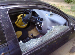 Пенсионер разбил окно иномарки в Ростове и совершил преступление