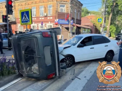 Три человека пострадали в ДТП с перевертышем на перекрестке в центре Ростова
