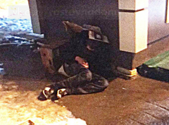 Спасение замерзающего на улице парня вызвало неоднозначную реакцию у ростовчан