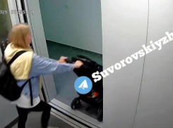 Била ребенка головой о двери лифта: жуткое видео из ростовского ЖК