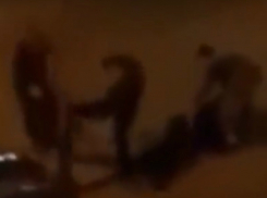 Эпичная «матричная» драка четырех «алко-борцов» в криминальном районе Ростова попала на видео