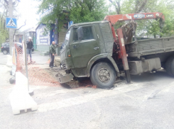 В Ростове автомобиль провалился в яму
