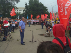Начали с пенсий, а закончили стервой в культуре на митинге в Ростове