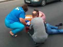 Мужчина получил тяжелые травмы под колесами иномарки на пешеходном переходе Ростова
