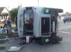 В Ростовской области в автобусе, попавшем в ДТП, ехал детский творческий коллектив. Видео