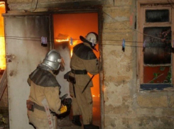 Женщина сгорела во сне в объятом пламенем коттедже в Ростовской области