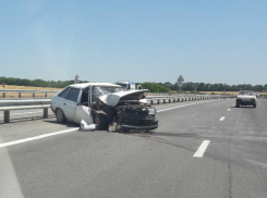 Лопнувшая покрышка стала причиной жуткого лобового ДТП на трассе под Ростовом