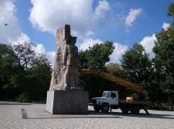 Прокуратура потребовала от чиновников Новочеркасска привести в порядок памятник красным казакам