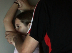 67-летний пенсионер из Азова растлевал 8-летнюю дочь 