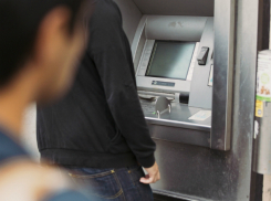 Вооруженный ножом прохожий жутко взволновал снимавшего деньги в банкомате мужчину на улице Ростова