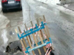 Свежеуложенный асфальт развалился под колесами автомобилистов на следующий же день в Ростове