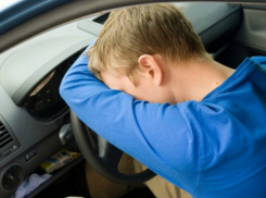 Загадочная смерть молодого мужчины в автомобиле обеспокоила жителей Ростовской области