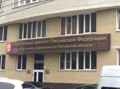 Женщина скончалась после жуткого падения из окна в Ростовской области