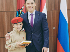 Ставшего символом поддержки российской армии мальчика Алешу принял в юнармейцы ростовчанин Никита Нагорный