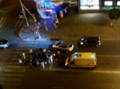 В центре Ростова столкнулись легковушка и мотоцикл: есть пострадавшие
