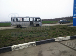 Беззаботный водитель маршрутки в Ростове вез пассажиров до остановки с оторванным колесом