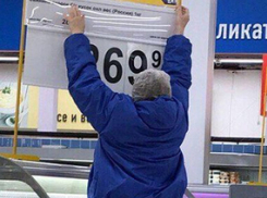 Босоногая работница супермаркета в Ростове надолго испортила аппетит покупателям