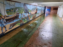 Ливнем в Ростове затопило мозаику в подземных переходах