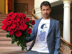 Звезды на хайпе: актер Павел Деревянко примерил на себя образ Фредди Меркьюри