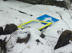 Ночные вандалы «с корнем» выдрали дорожный знак под Ростовом