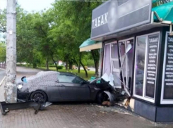 Черный ВMW с ростовскими номерами на скорости снес пешехода, его разорвало на части