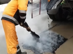 Заливка горячего асфальта в ростовские лужи недовольными дорожниками попала на видео