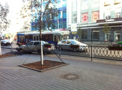 В Ростове на Большой Садовой Lada Priora протаранила забор и заехала на тротуар
