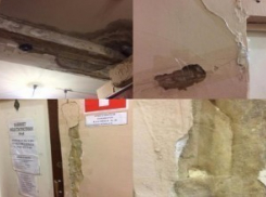 В детской поликлинике Таганрога  штукатурка держится на скотче