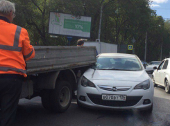 Автоледи на белом «Опеле» залезла под «Газель» в Ростове