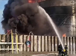 В Ростовской области спустя сутки локализовали пожар на пострадавшей от атаки беспилотников нефтебазе