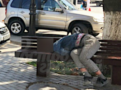 Отрубившиеся на скамейках девочки «под кайфом» ужаснули ростовчан в центре города