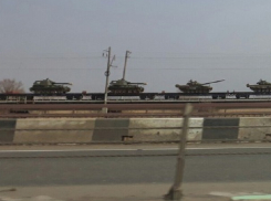 Перевозка танков пассажирским поездом в Ростовской области вызвала шутку автора фото