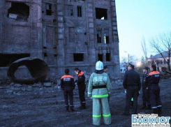 В Донецке под завалами обрушившегося здания до сих пор остается водитель экскаватора