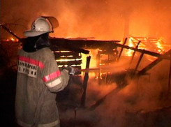 Мужчина сгорел заживо, его друг получил травмы во время пожара в хозпостройке Ростова