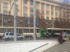 Сломавшийся посреди дороги трамвай парализовал движение в центре Ростова