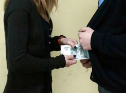 Получавший взятки через старосту группы преподаватель ростовского вуза был жестоко наказан