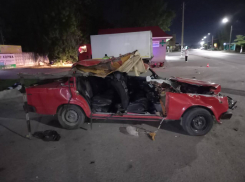 Два человека пострадали в ДТП с «пятеркой» и грузовиком в Ростовской области