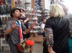 Заводной танец темпераментного дуэта на Темернике отбил память покупателям и попал на видео в Ростове