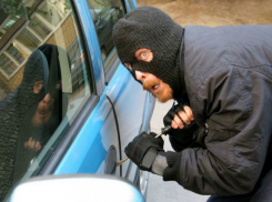 Загнать дерзкого угонщика «в кювет» удалось смелому автовладельцу в Ростовской области